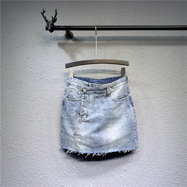 Új modell női rövid farmerszoknya szakadt motívumokkal
