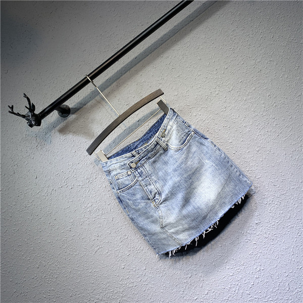 Új modell női rövid farmerszoknya szakadt motívumokkal