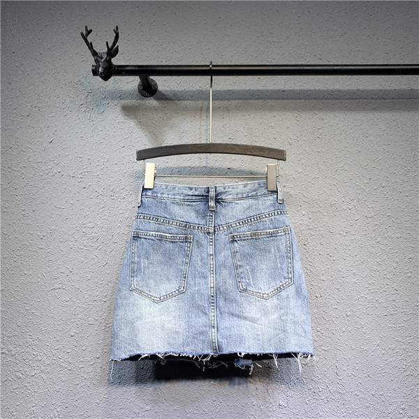 Új modell női rövid farmerszoknya szakadt motívumokkal