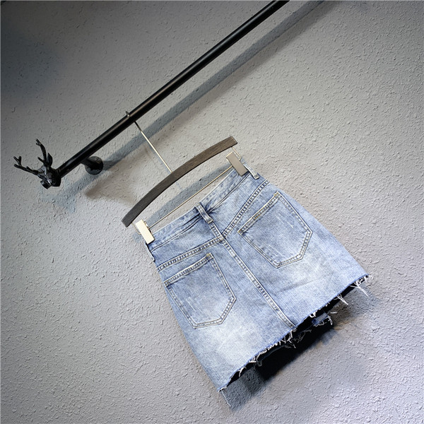 Új modell női rövid farmerszoknya szakadt motívumokkal