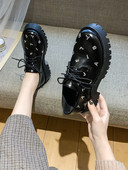 Női alkalmi cipő eko bőrből, fűzővel és hímzéssel