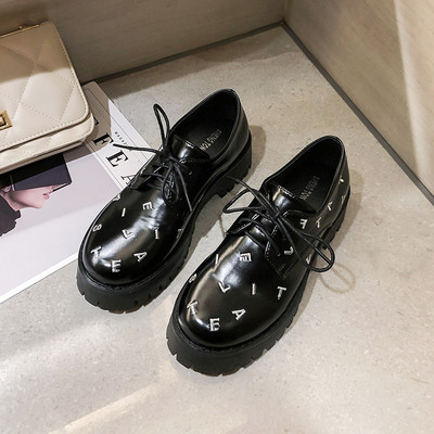 Női alkalmi cipő eko bőrből, fűzővel és hímzéssel