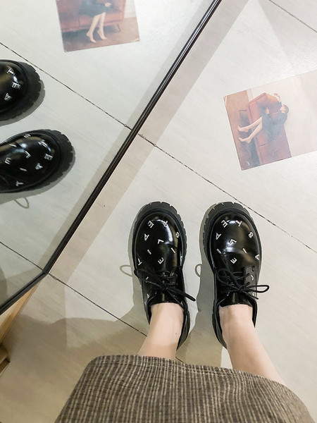 Női alkalmi cipő eko bőrből, fűzővel és hímzéssel