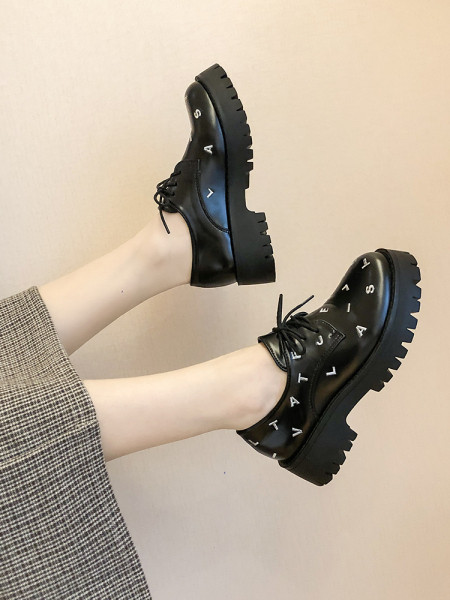 Női alkalmi cipő eko bőrből, fűzővel és hímzéssel