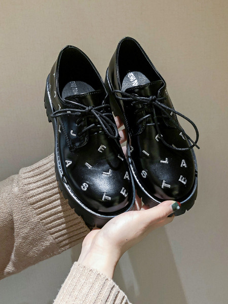 Női alkalmi cipő eko bőrből, fűzővel és hímzéssel