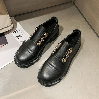 Ženske casual cipele od eko kože sa ravnim potplatom i metalnim elementima