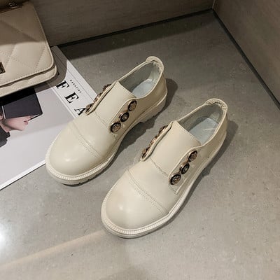 Ženske casual cipele od eko kože sa ravnim potplatom i metalnim elementima