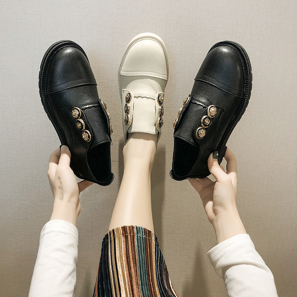 Ženske casual cipele od eko kože sa ravnim potplatom i metalnim elementima