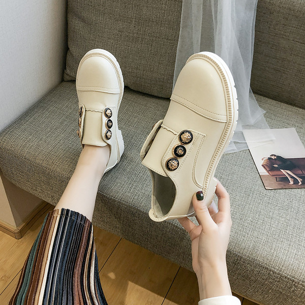 Ženske casual cipele od eko kože sa ravnim potplatom i metalnim elementima