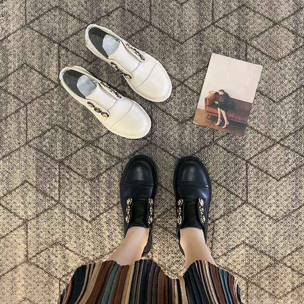 Ženske casual cipele od eko kože sa ravnim potplatom i metalnim elementima