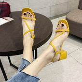 Modern női szandál vékony pánttal és vastag sarokkal