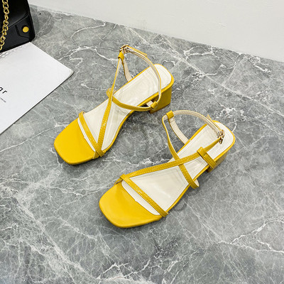 Modern női szandál vékony pánttal és vastag sarokkal