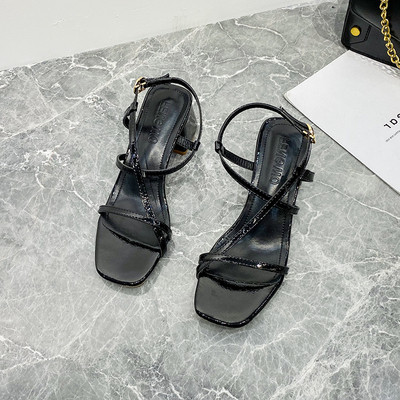 Modern női szandál vékony pánttal és vastag sarokkal