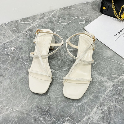 Modern női szandál vékony pánttal és vastag sarokkal