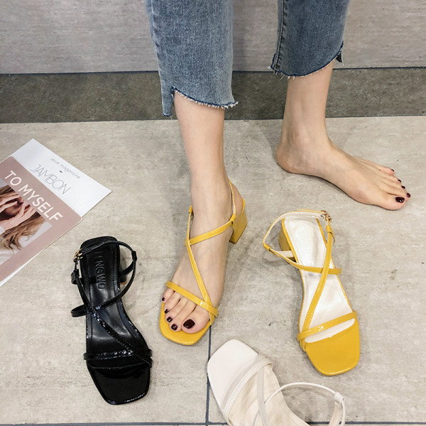 Modern női szandál vékony pánttal és vastag sarokkal