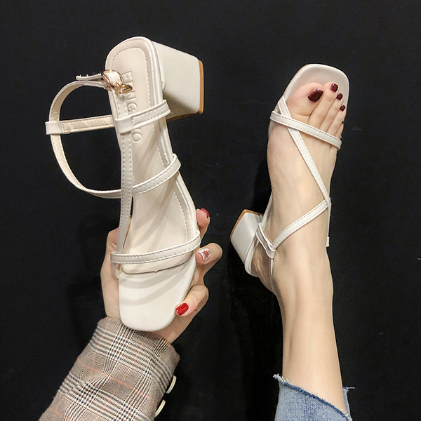 Modern női szandál vékony pánttal és vastag sarokkal