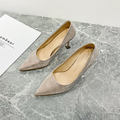 Stílusos hegyes női cipő fém sarokkal