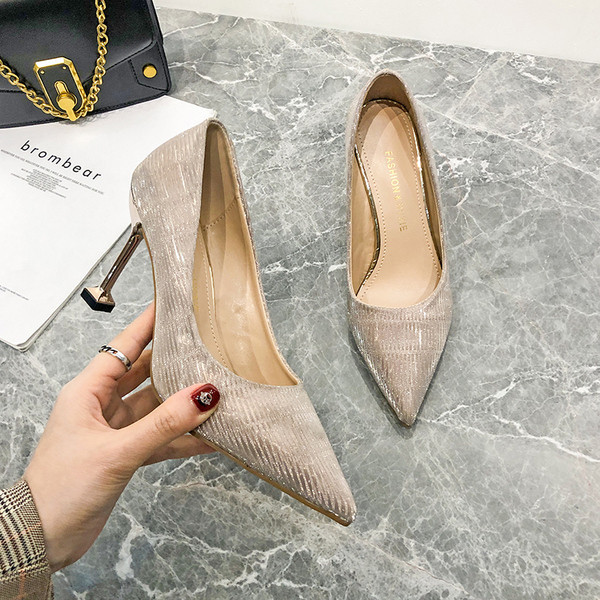 Stílusos hegyes női cipő fém sarokkal