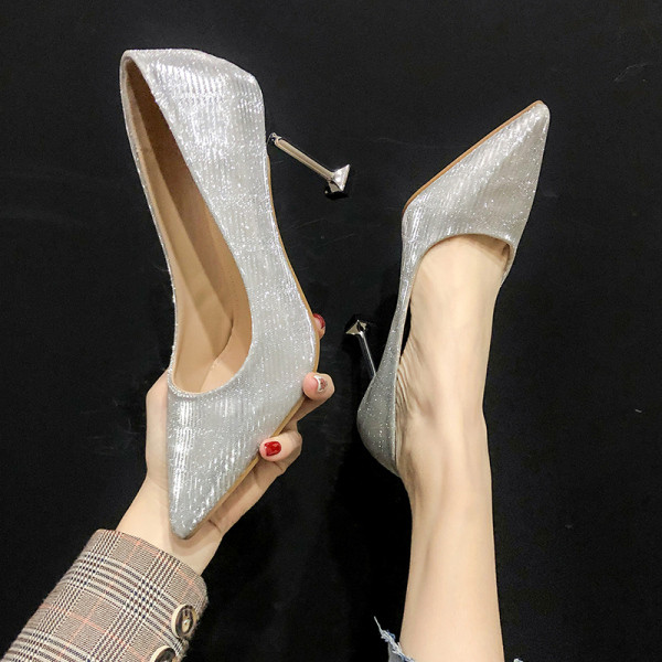 Stílusos hegyes női cipő fém sarokkal