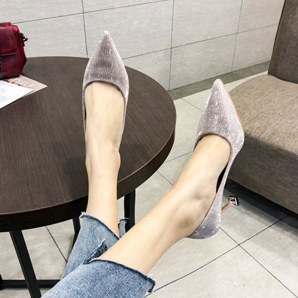 Stílusos hegyes női cipő fém sarokkal