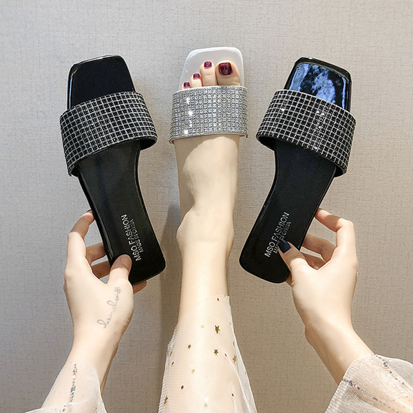 Modern női papucs kövekkel, lapos talppal