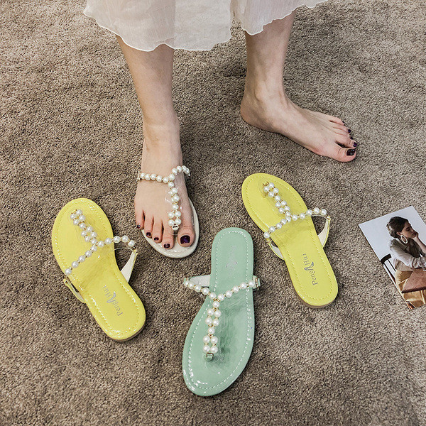 Női papucs az orr felett lapos talppal és gyöngyökkel