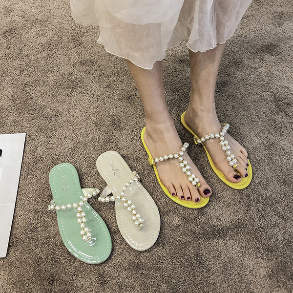 Női papucs az orr felett lapos talppal és gyöngyökkel