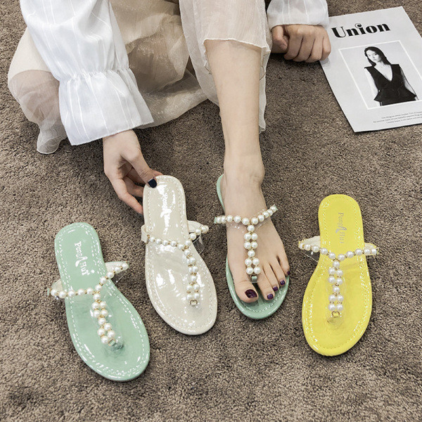 Női papucs az orr felett lapos talppal és gyöngyökkel