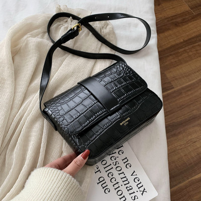 Eko bőrből készült modern női táska hosszú füllel