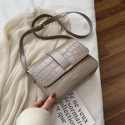 Eko bőrből készült modern női táska hosszú füllel