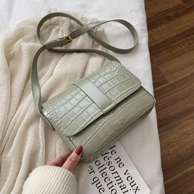 Eko bőrből készült modern női táska hosszú füllel