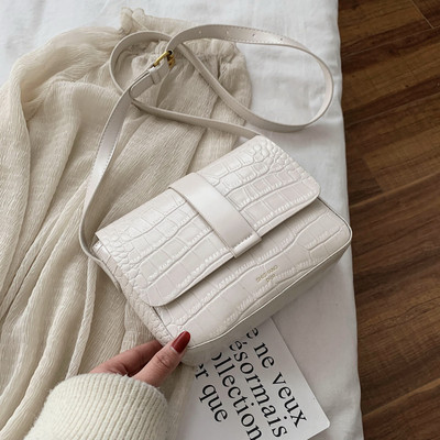 Eko bőrből készült modern női táska hosszú füllel