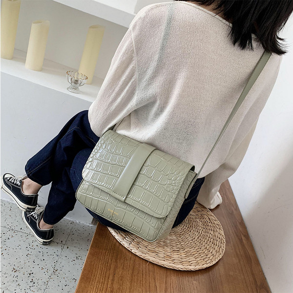 Eko bőrből készült modern női táska hosszú füllel