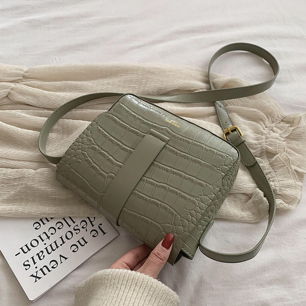 Eko bőrből készült modern női táska hosszú füllel