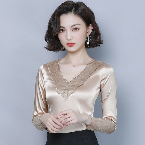 Ženska svilena bluza sa špic izrezom i dugim rukavima