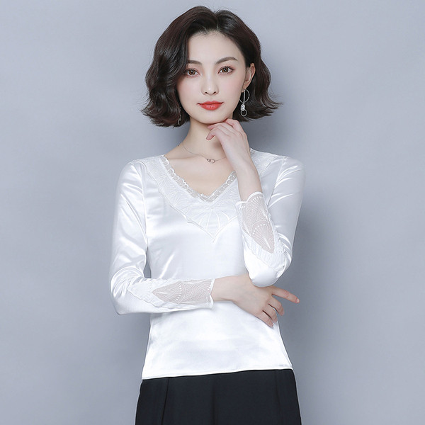 Ženska svilena bluza sa špic izrezom i dugim rukavima