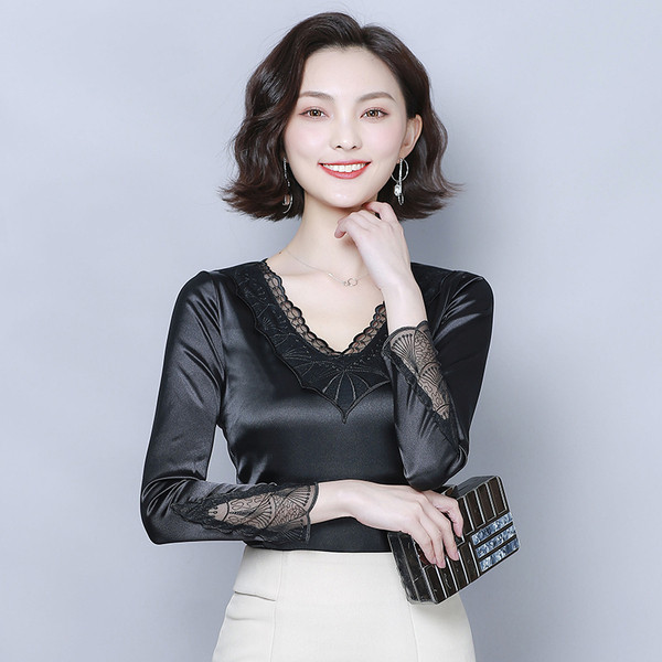 Ženska svilena bluza sa špic izrezom i dugim rukavima