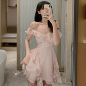 Разкроена дамска рокля с шпиц деколте 