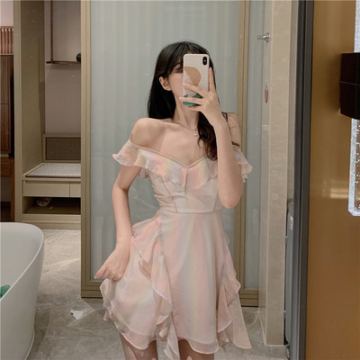 Разкроена дамска рокля с шпиц деколте 