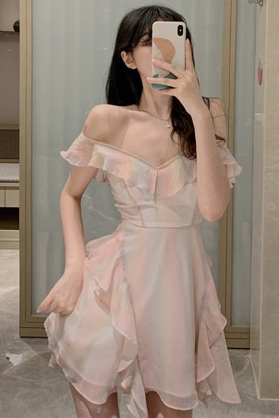 Разкроена дамска рокля с шпиц деколте 