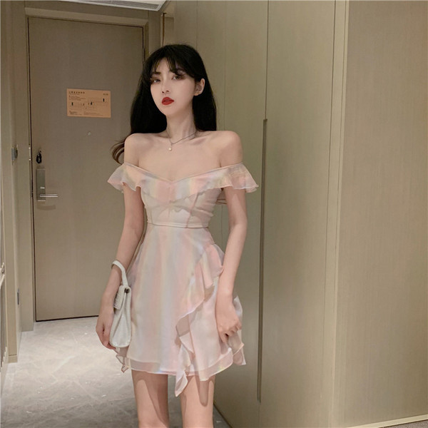 Разкроена дамска рокля с шпиц деколте 