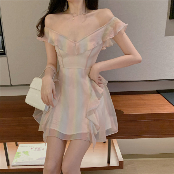 Разкроена дамска рокля с шпиц деколте 