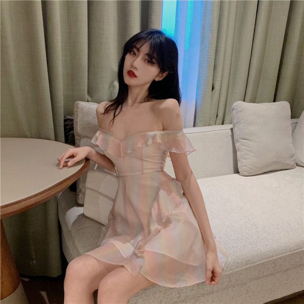 Разкроена дамска рокля с шпиц деколте 