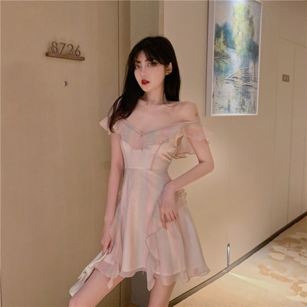 Разкроена дамска рокля с шпиц деколте 