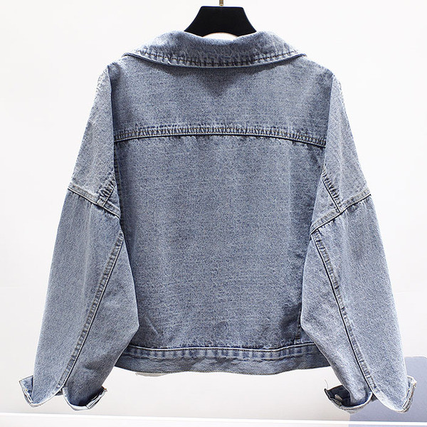 Модерно дамско късо дънково яке с апликация и яка 