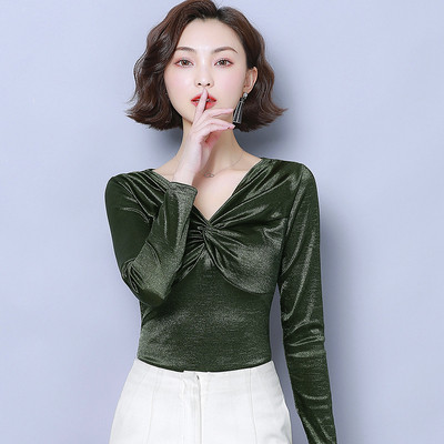 Bluza de dama actuala cu decolteu spitz si efect stralucitor