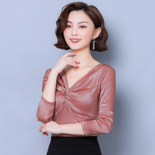 Bluza de dama actuala cu decolteu spitz si efect stralucitor