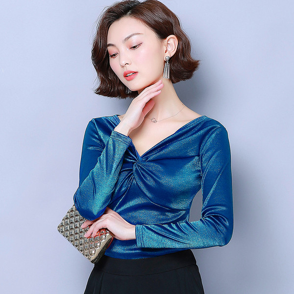 Bluza de dama actuala cu decolteu spitz si efect stralucitor