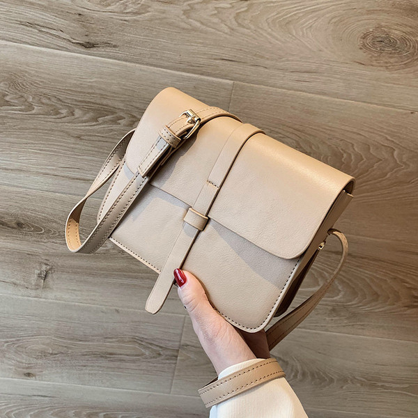 Modern női bőr táska fém rögzítéssel