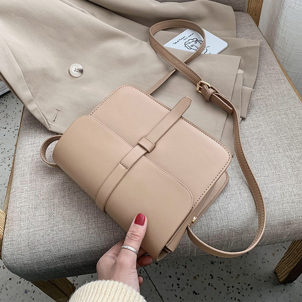 Modern női bőr táska fém rögzítéssel